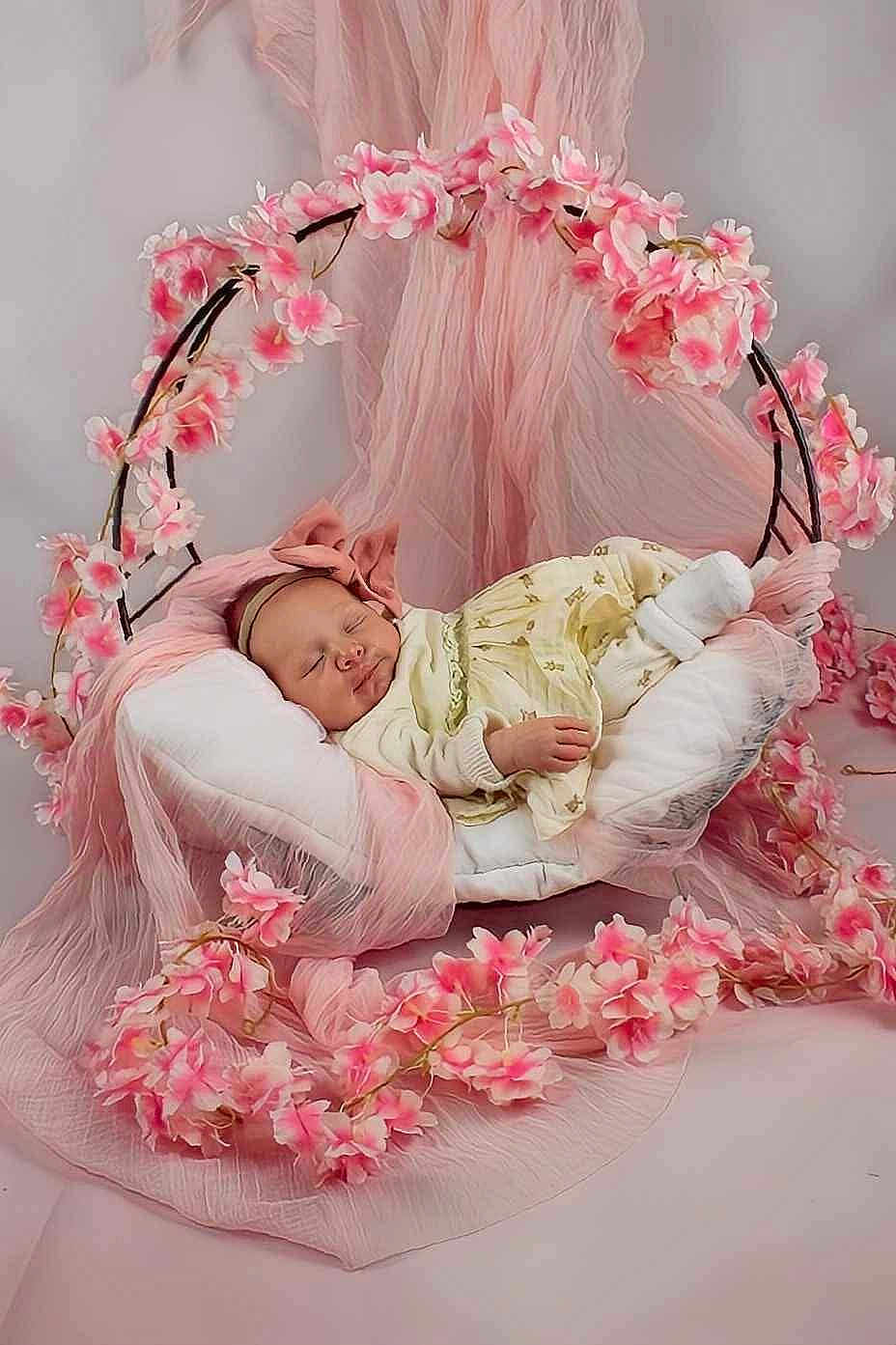 Anaë a rejoint le concours — aidez-le/la à gagner de superbes lots ! baby, sleeping, pink, flower, headband, cushion, soft, decor, portrait, newborn, cute, child, peaceful, fabric, blossom, delicate, resting, indoor, wrapped, adorable