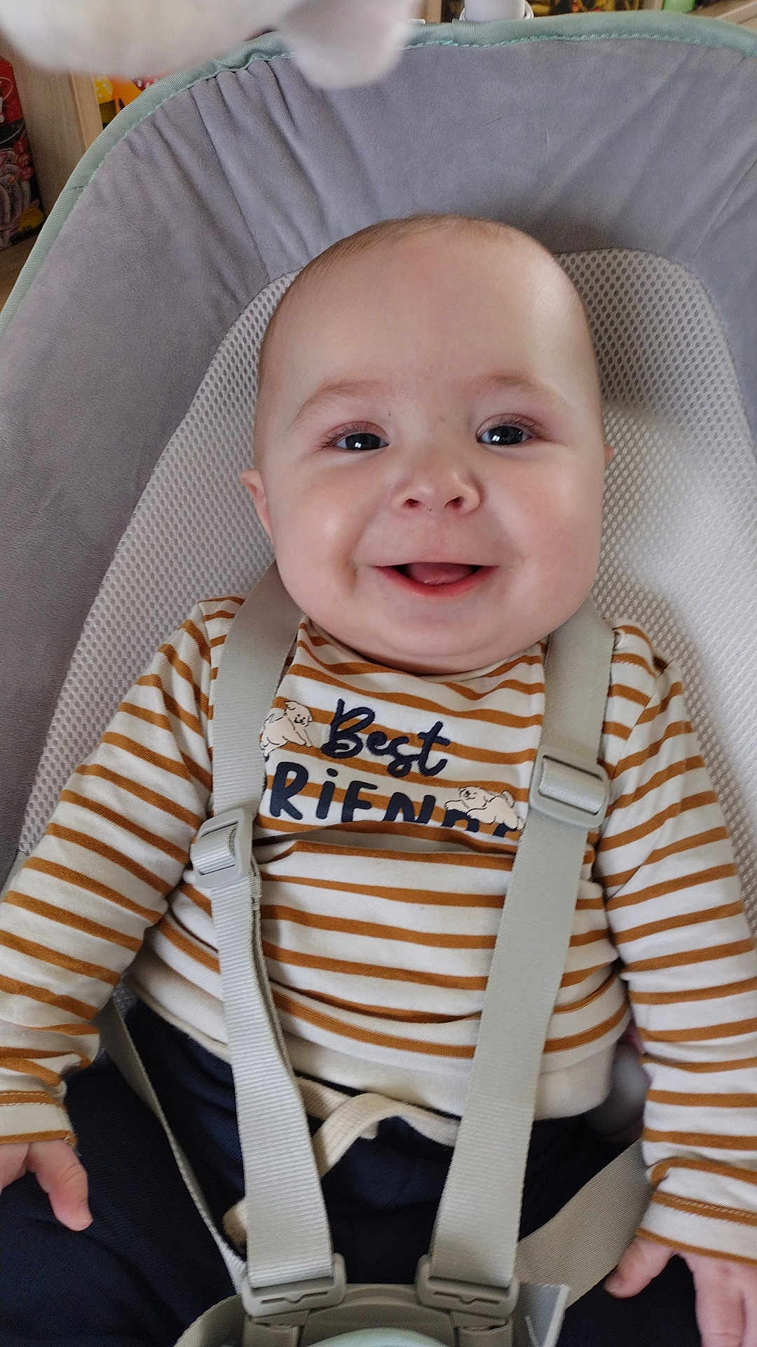 Gabriel a rejoint le concours — aidez-le/la à gagner de superbes lots ! baby, child, smiling, striped_shirt, infant, happy, seat, safety_harness, indoor, cute, person, face, clothing, baby_seat, closeup, young_child, hands, comfort, casual_wear, portrait