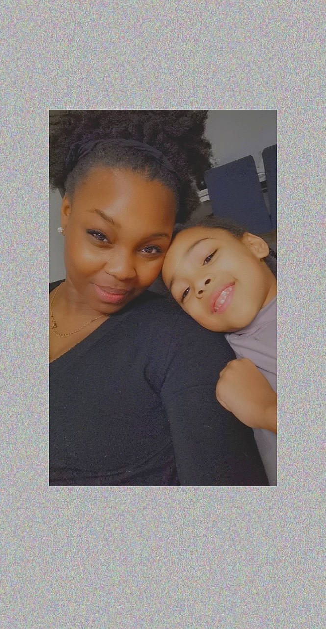 Kaïly participe au concours pour gagner de l'argent avec cette photo : blue, cheek, event, eye, face, finger, fun, hair, hairstyle, head, human, human_body, joy, lip, people, person, product, room, sitting, skin