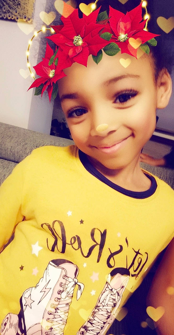 Kaïly a rejoint le concours — aidez-le/la à gagner de superbes lots ! artificial_flower, cheek, child_model, cut_flowers, floral_design, forehead, hair_accessory, happy, headband, headgear, headpiece, headwear, joy, person, petal, pleased, portrait_photography, yellow