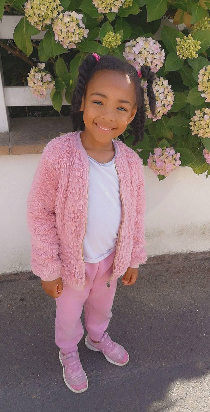 Kaïly a rejoint le concours — aidez-le/la à gagner de superbes lots ! artificial_flower, baby_toddler_clothing, bouquet, child_model, cut_flowers, embellishment, floral_design, flower_arranging, hair_accessory, happy, houseplant, human_body, joy, laugh, mouth, person, petal, pink, sleeve, sweater