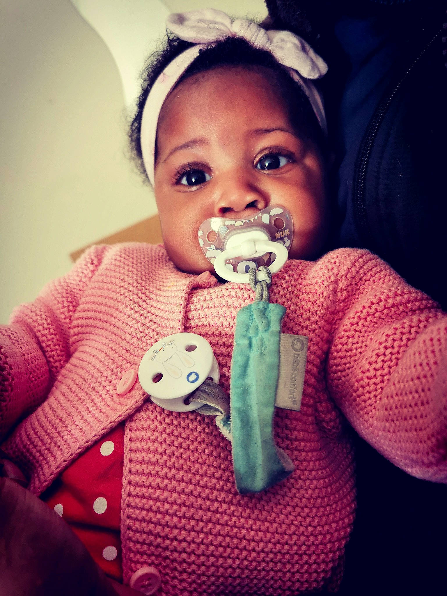 Leïlanie a rejoint le concours — aidez-le/la à gagner de superbes lots ! arm, baby_toddler_clothing, doll, eyebrow, eyelash, face, finger, hand, happy, headgear, lip, mouth, nail, neck, nose, organ, person, pink, skin, sleeve