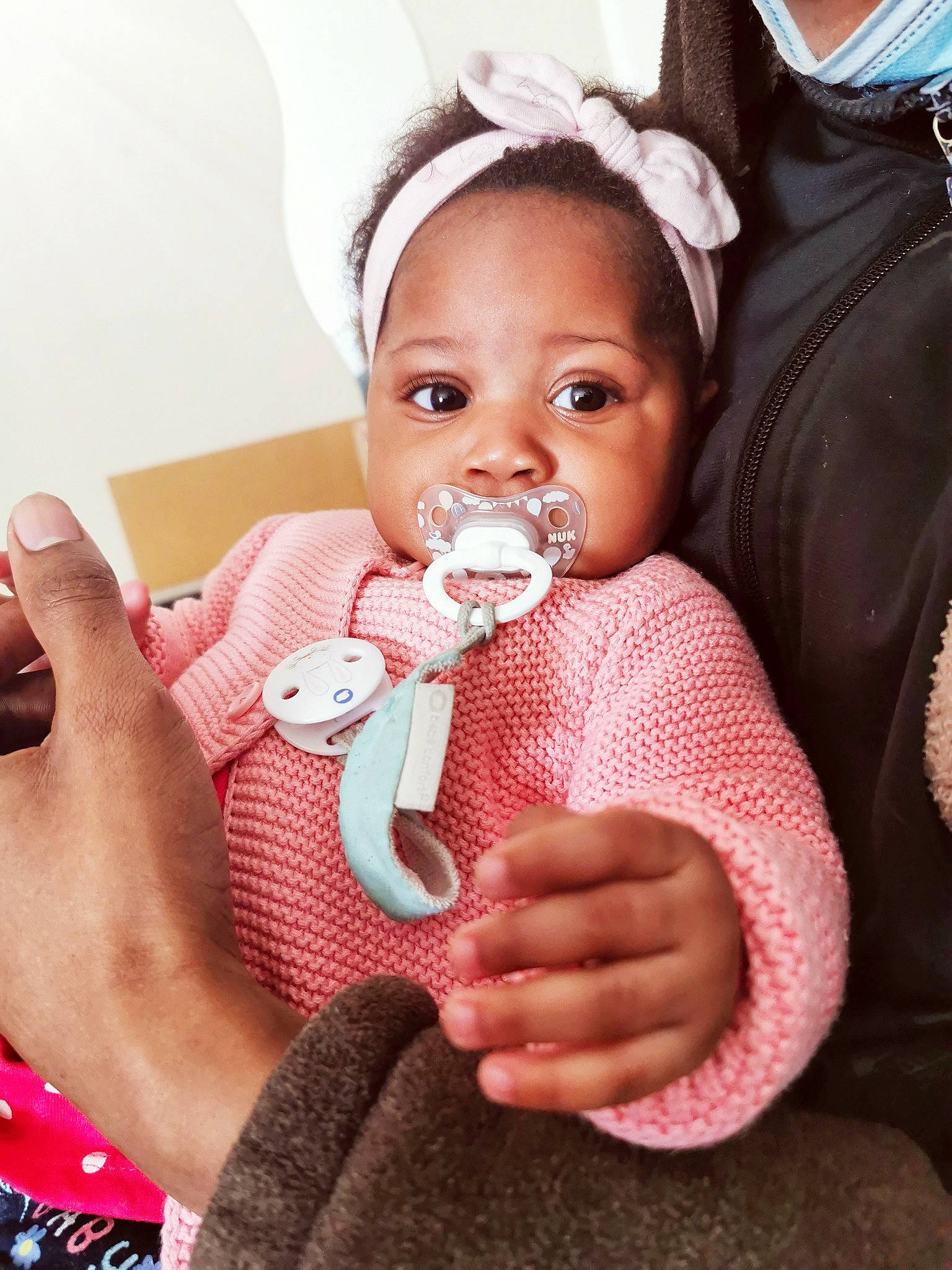 Leïlanie participe au concours pour gagner de l'argent avec cette photo : baby, baby_toddler_clothing, cheek, comfort, ear, eye, eyelash, finger, gesture, hand, happy, head, human_body, iris, lip, mouth, neck, person, pink, skin