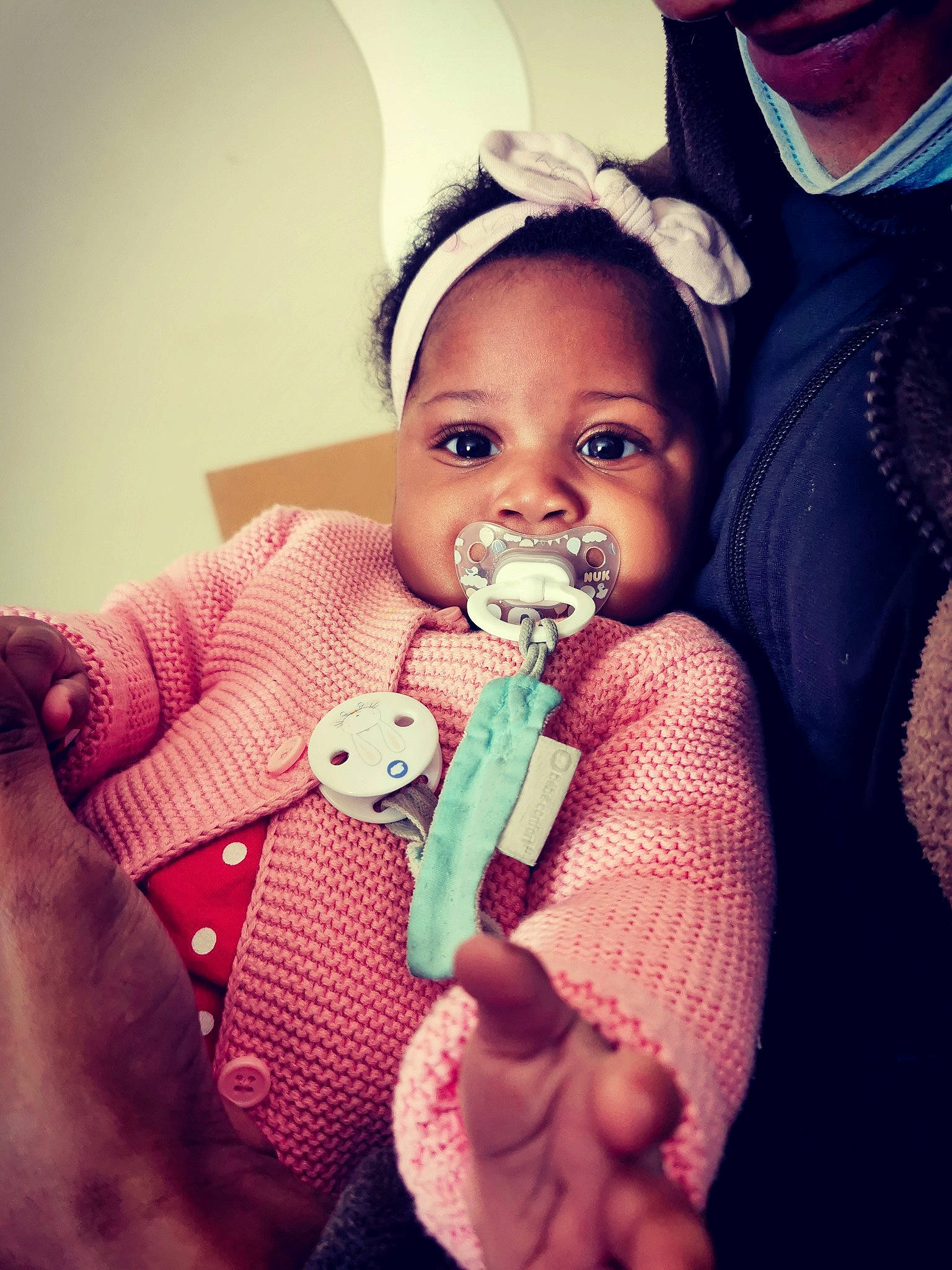 Leïlanie participe au concours pour gagner de l'argent avec cette photo : baby, baby_toddler_clothing, child, cool, ear, eyelash, facial_expression, finger, fun, gesture, happy, hat, iris, lip, mouth, nail, nose, person, skin, toddler