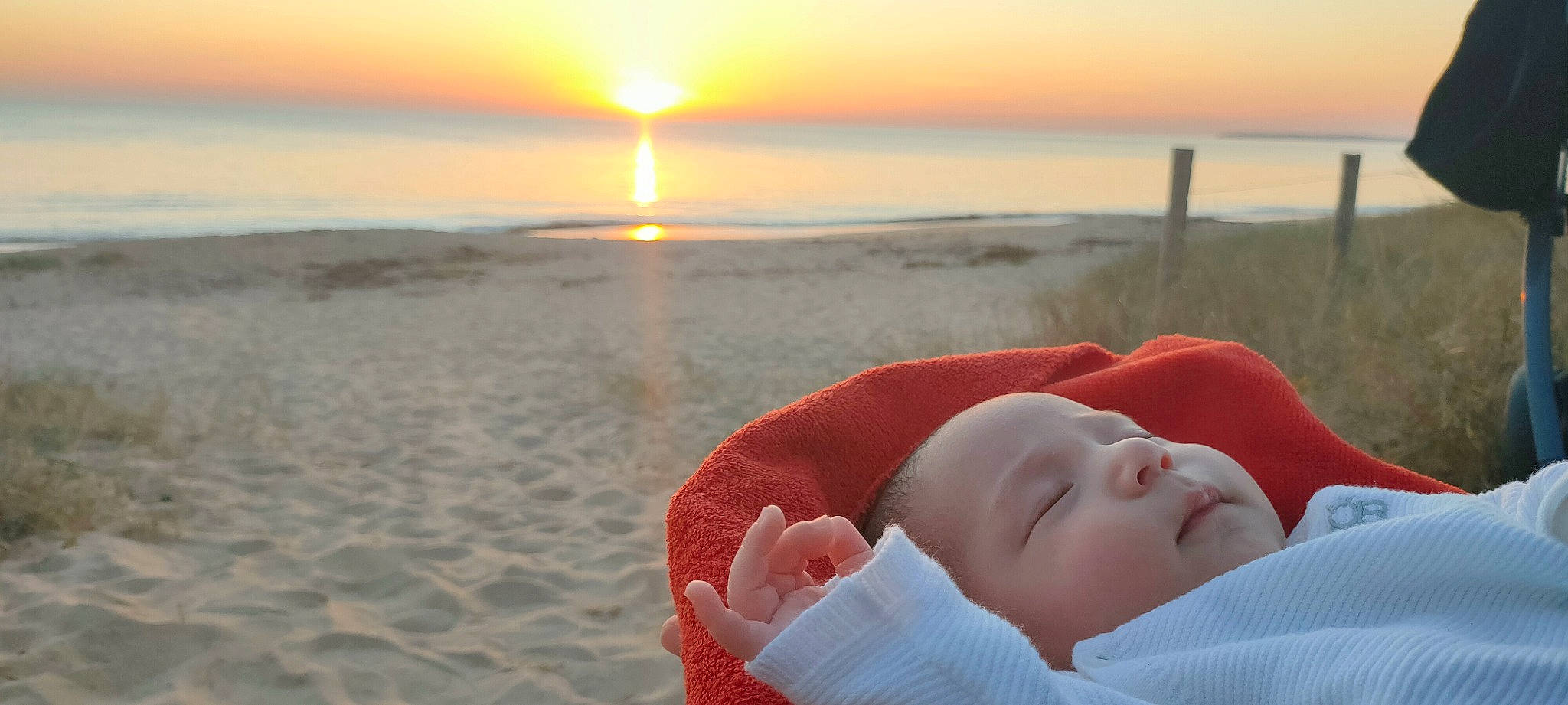 Leeyam participe au concours pour gagner de l'argent avec cette photo : afterglow, baby, beach, cloud, comfort, dusk, fun, happy, horizon, landscape, light, people_in_nature, person, red_sky_at_morning, shore, sky, sunrise, sunset, toddler, water