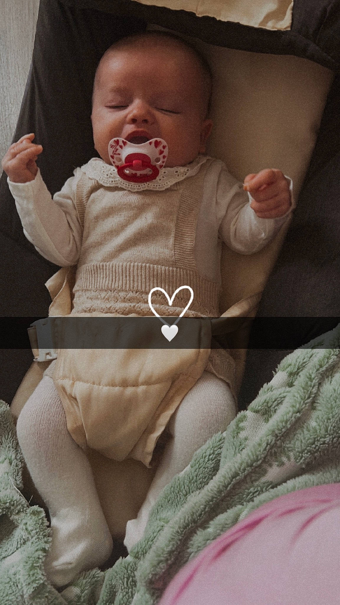 Mia participe au concours pour gagner de l'argent avec cette photo : baby, baby_toddler_clothing, cheek, chin, comfort, eye, face, finger, head, human_body, iris, leg, lip, mouth, neck, nose, person, pink, skin, sleeve