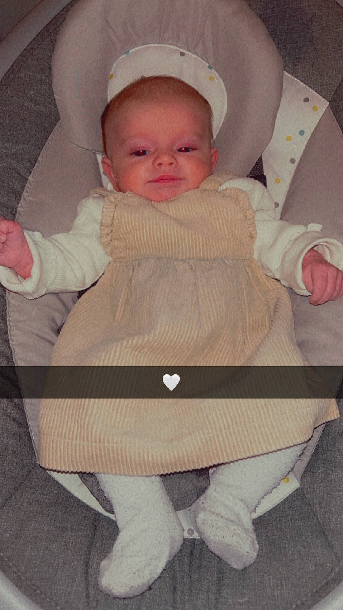 Mia a rejoint le concours — aidez-le/la à gagner de superbes lots ! baby, baby_carriage, baby_products, baby_safety, baby_toddler_clothing, cheek, child, chin, comfort, eye, human, iris, lap, leg, lip, person, skin, sleeve, smile, toddler