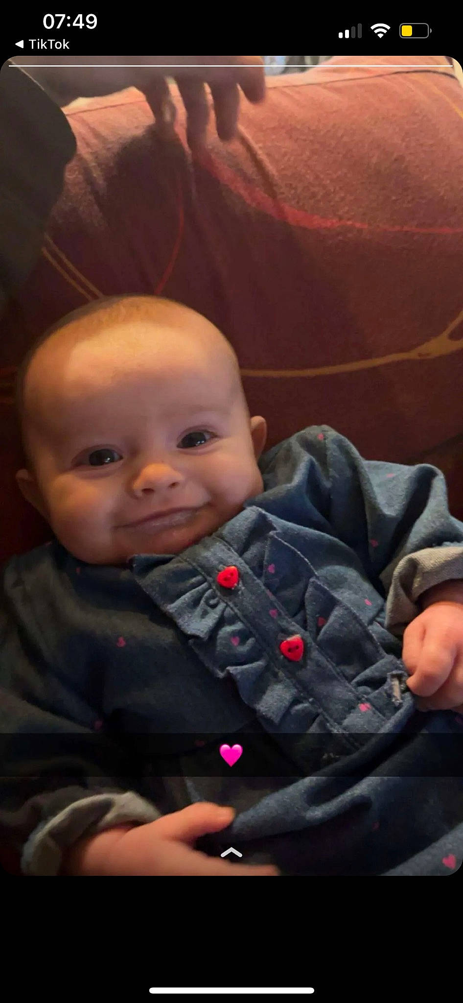 Mia a rejoint le concours — aidez-le/la à gagner de superbes lots ! baby, baby_products, baby_toddler_clothing, cheek, child, comfort, finger, fun, gesture, happy, iris, joy, lip, mouth, nail, nose, person, sitting, skin, smile