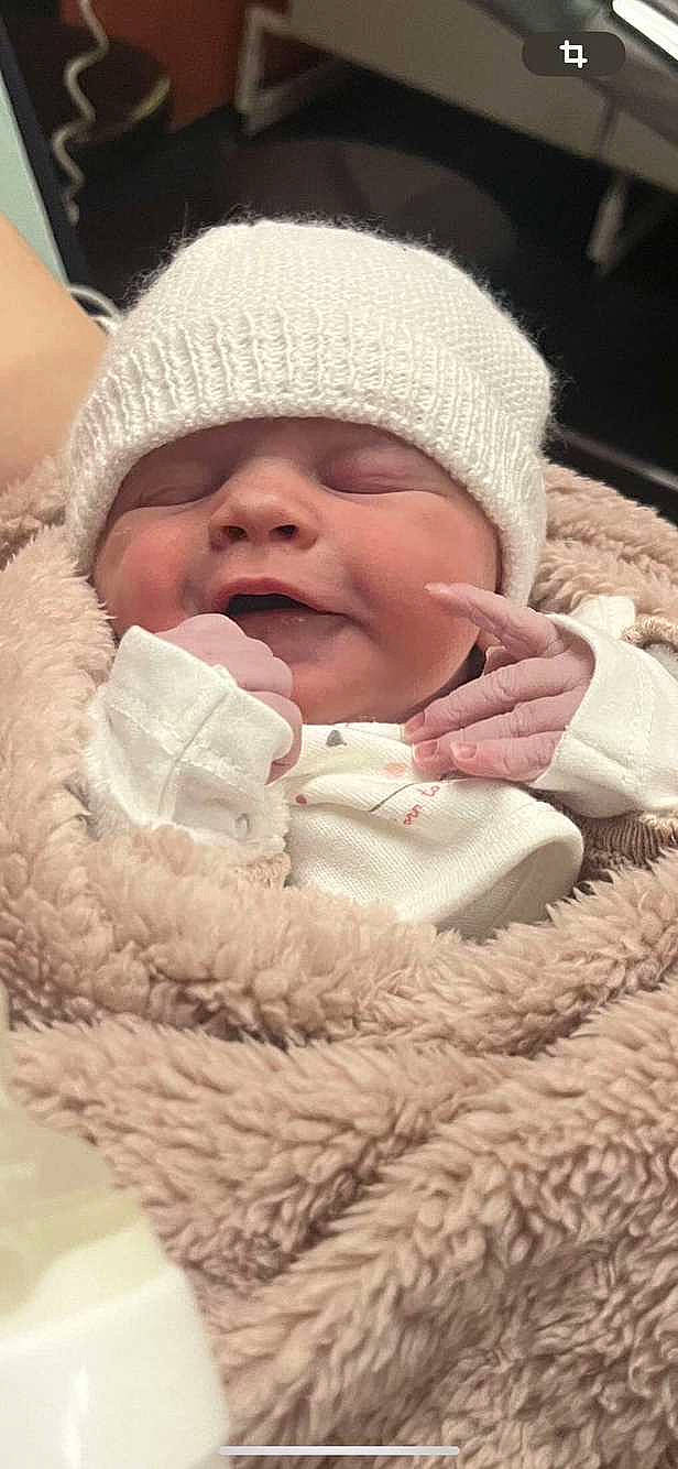 Mia participe au concours pour gagner de l'argent avec cette photo : baby, baby_sleeping, baby_toddler_clothing, beanie, cap, cheek, child, comfort, face, happy, headgear, headwear, knit_cap, linens, person, pink, skin, smile, textile, thumb