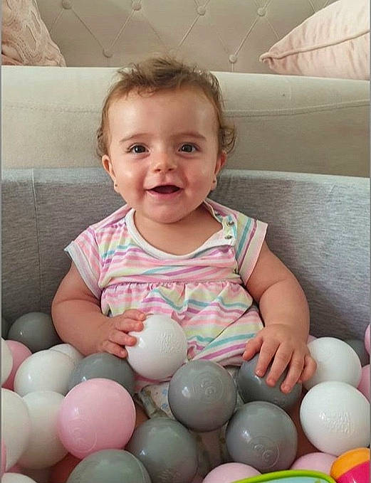 Cemile participe au concours pour gagner de l'argent avec cette photo : baby, child, easter, egg, food, joy, person, play, toddler