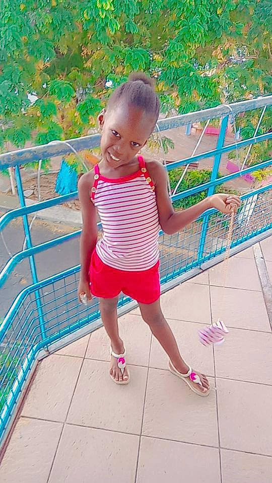 Elidjahna participe au concours pour gagner de l'argent avec cette photo : baby_toddler_clothing, child, electric_blue, fun, grass, happy, human_leg, human_settlement, joy, leisure, magenta, pattern, people_in_nature, person, pink, play, public_space, recreation, sandal, shorts