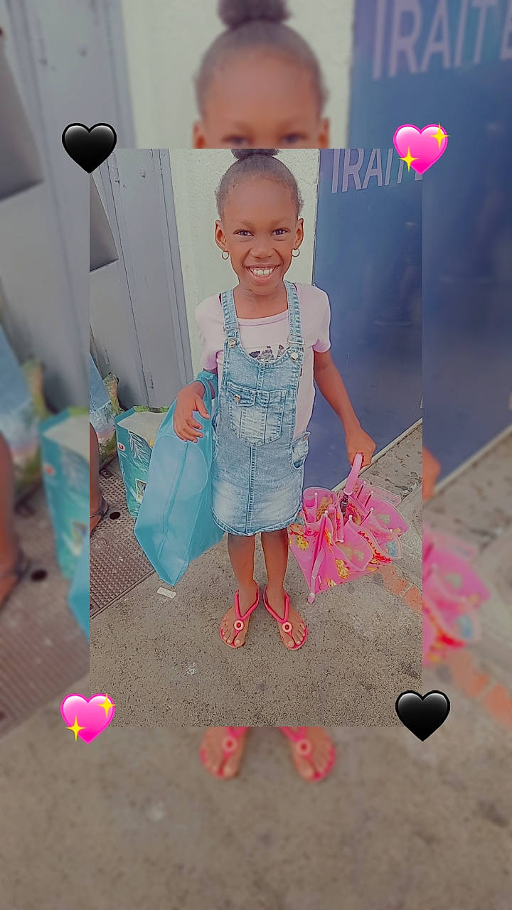 Elidjahna participe au concours pour gagner de l'argent avec cette photo : balloon, beauty, child, floor, flooring, fun, happy, joy, leisure, magenta, party_supply, pattern, person, pink, play, sitting, smile, summer, t_shirt, toddler