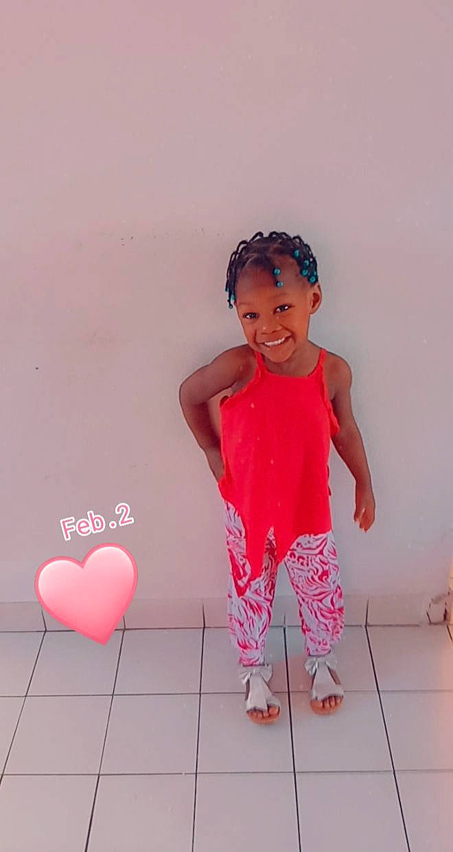 Elidjahna participe au concours pour gagner de l'argent avec cette photo : abdomen, baby_toddler_clothing, face, flooring, gesture, hand, happy, human_body, human_leg, joy, knee, magenta, person, pink, shoe, sleeve, smile, sportswear, thigh, toddler