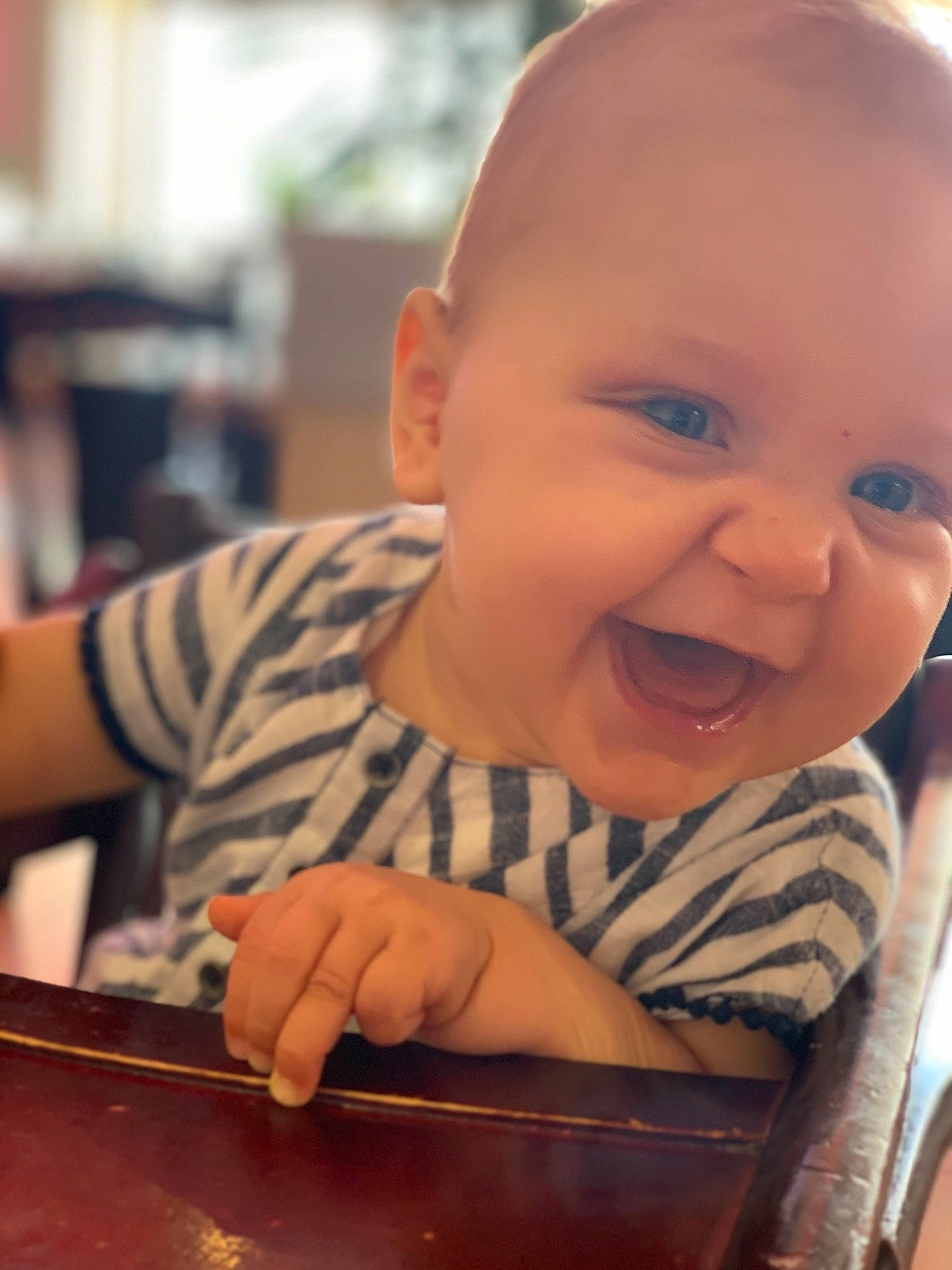 Emma a rejoint le concours — aidez-le/la à gagner de superbes lots ! baby, cheek, child, face, facial_expression, finger, nose, person, smile, toddler