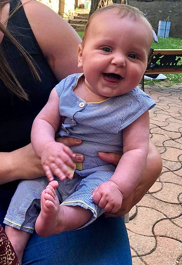 Emma a rejoint le concours — aidez-le/la à gagner de superbes lots ! baby, child, person, sitting, smile, toddler