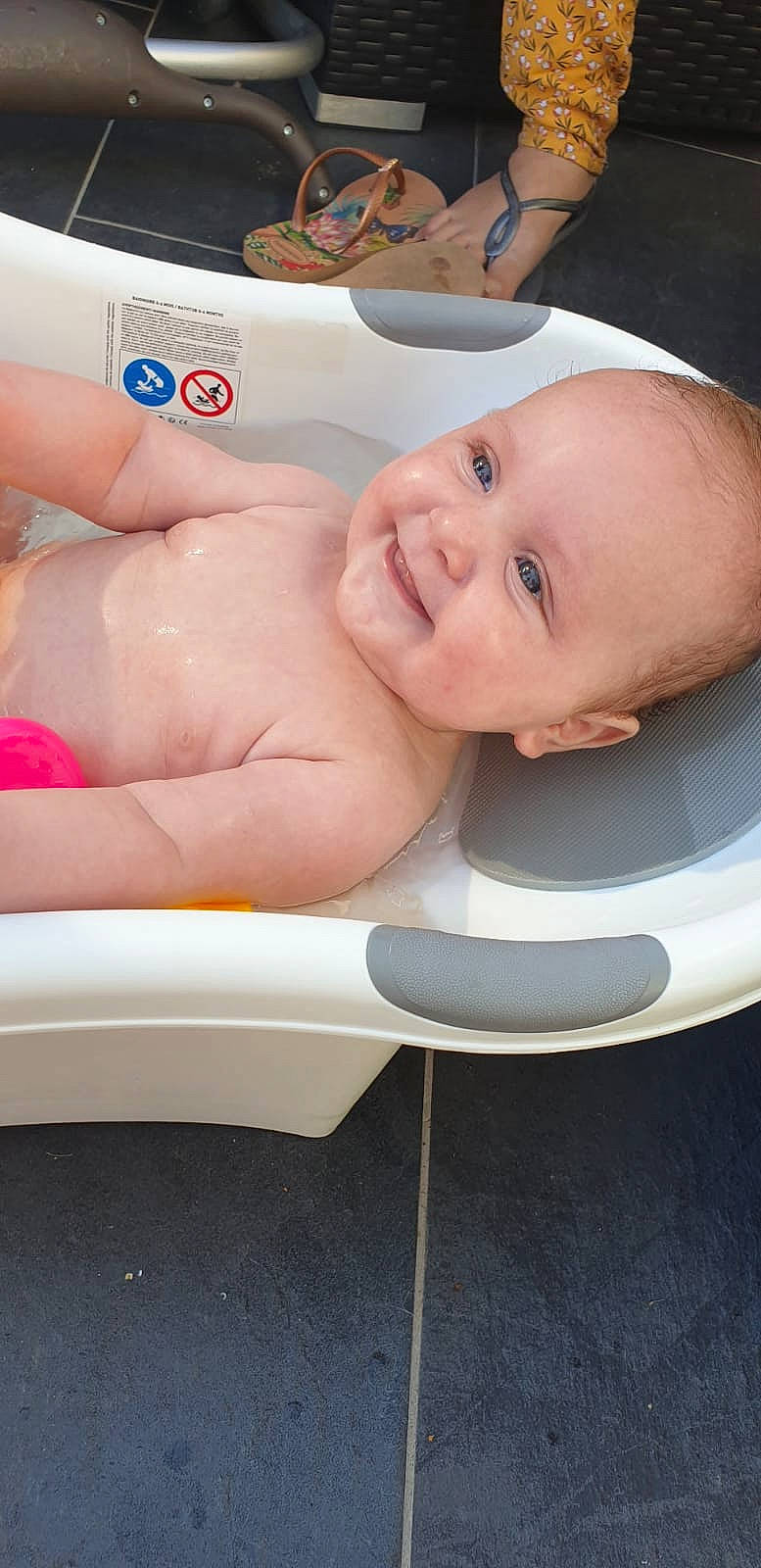 Emma a rejoint le concours — aidez-le/la à gagner de superbes lots ! baby, baby_bathing, bathing, bathtub, birth, child, joy, person, product, skin, toddler