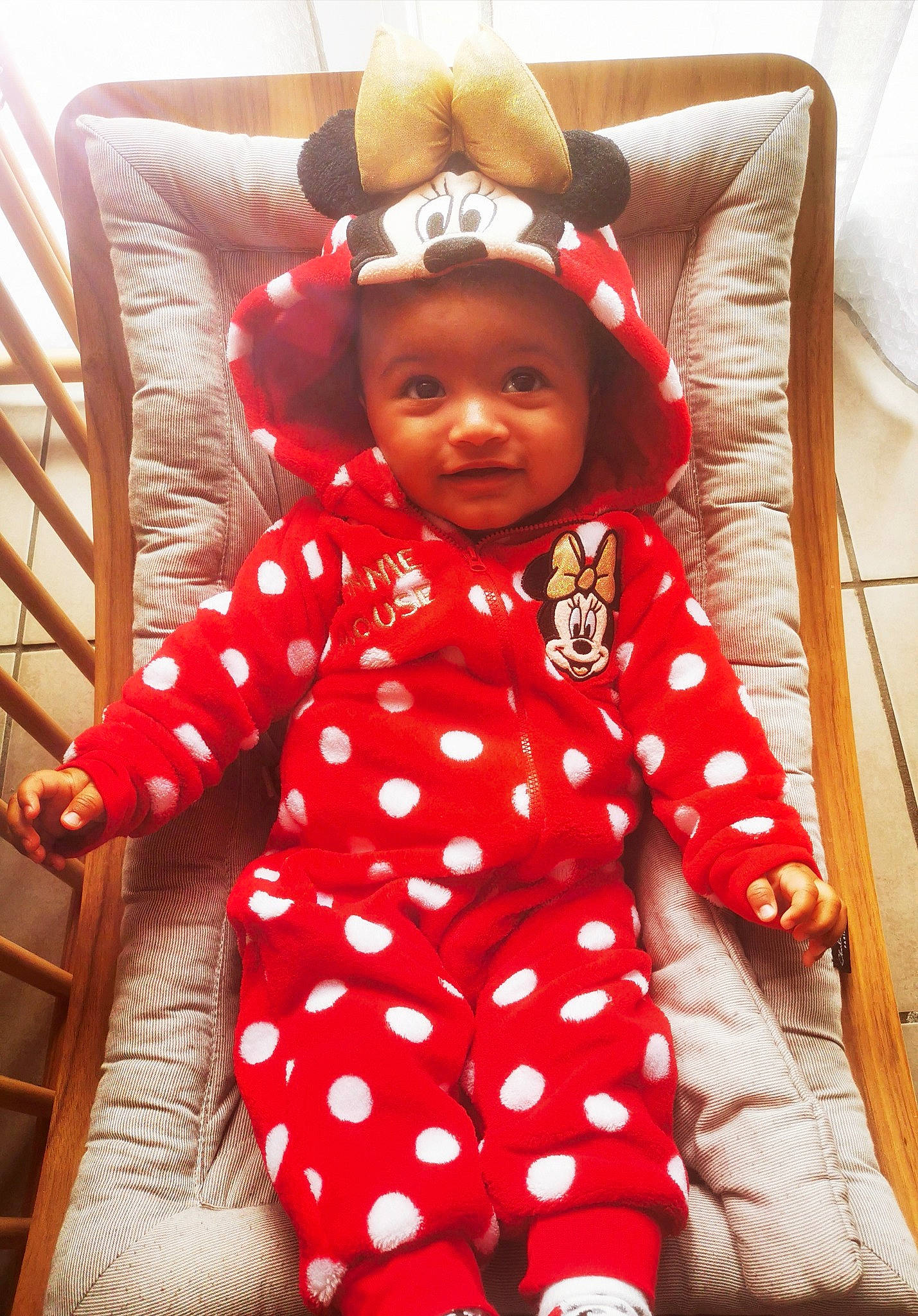 Zoé participe au concours pour gagner de l'argent avec cette photo : baby, baby_toddler_clothing, beauty, child, comfort, couch, face, flooring, happy, linens, orange, outerwear, pattern, person, product, sitting, skin, sleeve, smile, textile