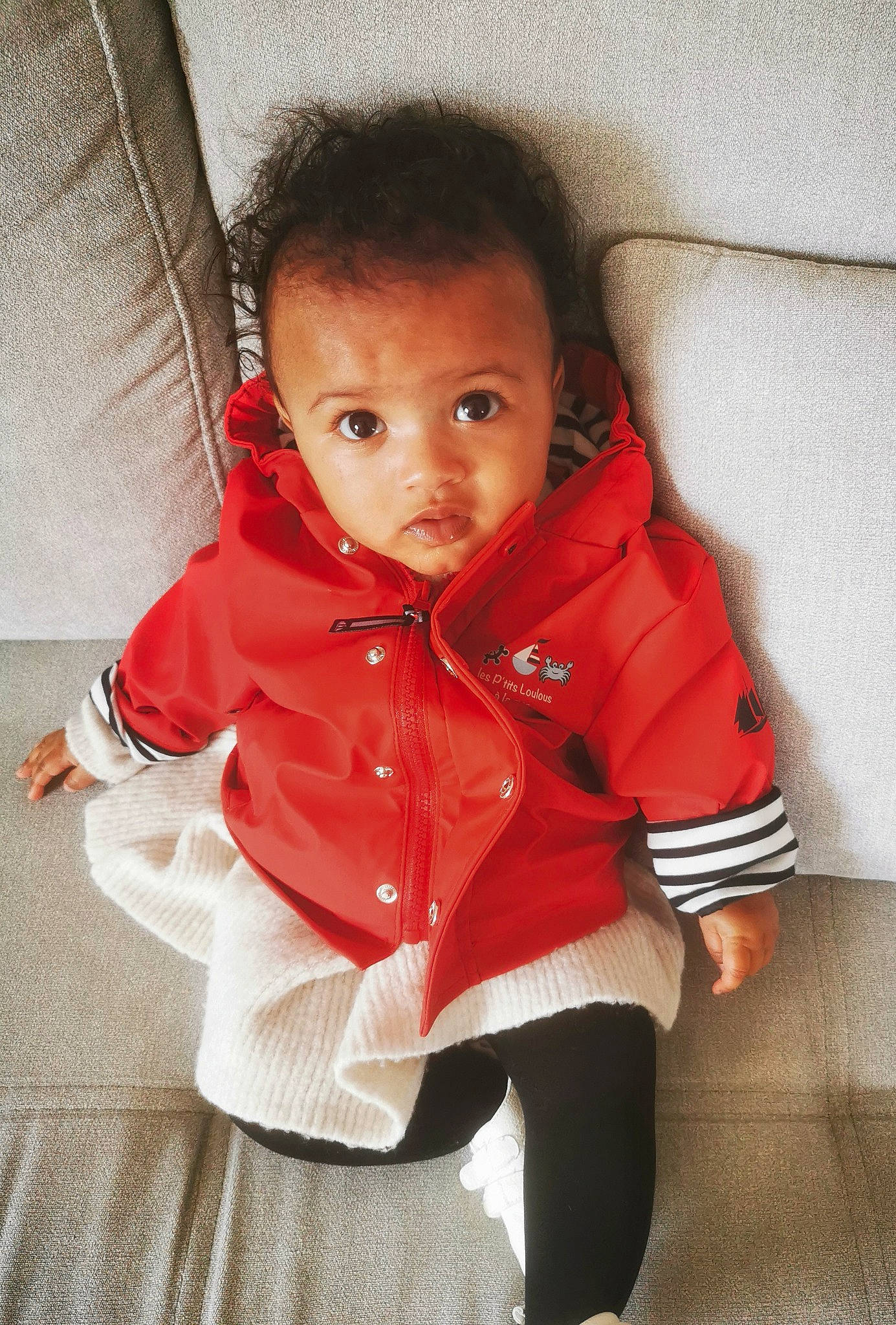 Zoé a rejoint le concours — aidez-le/la à gagner de superbes lots ! baby_toddler_clothing, cheek, collar, comfort, elbow, eye, floor, flooring, hair, happy, head, iris, jacket, leg, lip, nose, person, skin, sleeve, toddler