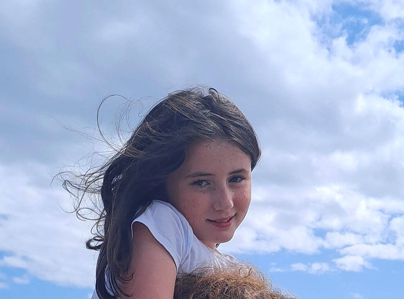 Alycia a rejoint le concours — aidez-le/la à gagner de superbes lots ! black_hair, blue, cloud, electric_blue, eyebrow, flash_photography, fun, grass, hair, hairstyle, happy, joy, leisure, lip, long_hair, people_in_nature, person, skin, sky, smile