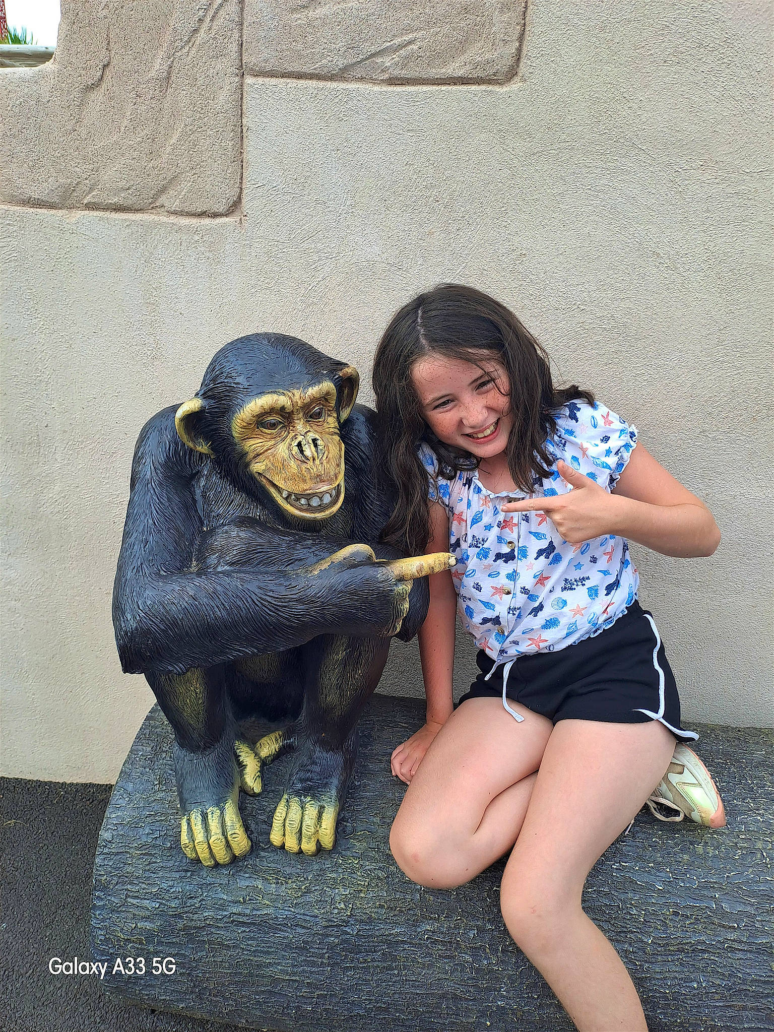 Alycia a rejoint le concours — aidez-le/la à gagner de superbes lots ! black_hair, child, common_chimpanzee, denim, electric_blue, eye, fictional_character, flash_photography, fun, fur, happy, head, human_leg, jewellery, joy, leg, person, primate, sitting, t_shirt