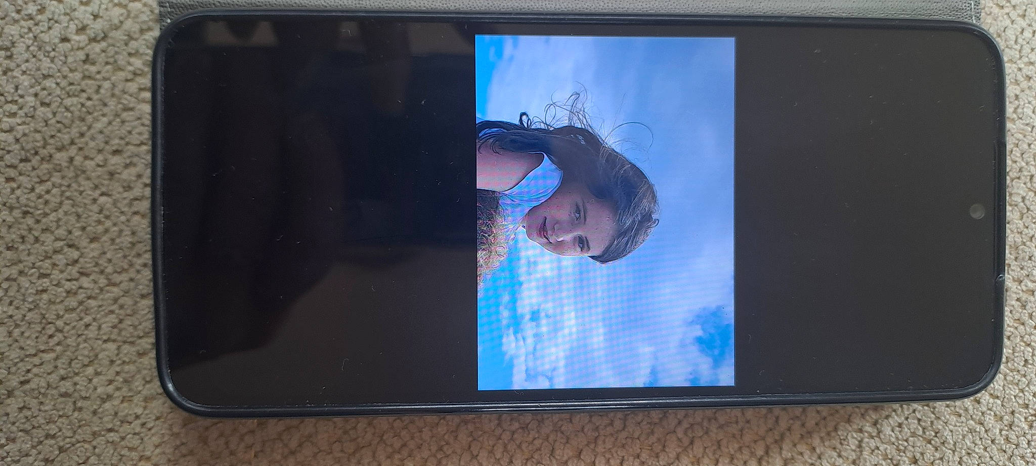 Alycia participe au concours pour gagner de l'argent avec cette photo : communication_device, computer_monitor_accessory, display_device, electric_blue, electronic_device, flat_panel_display, gadget, joy, led_backlit_lcd_display, multimedia, output_device, person, portable_communications_device, product, projector_accessory, rectangle, room, sky, tablet_computer, television_set