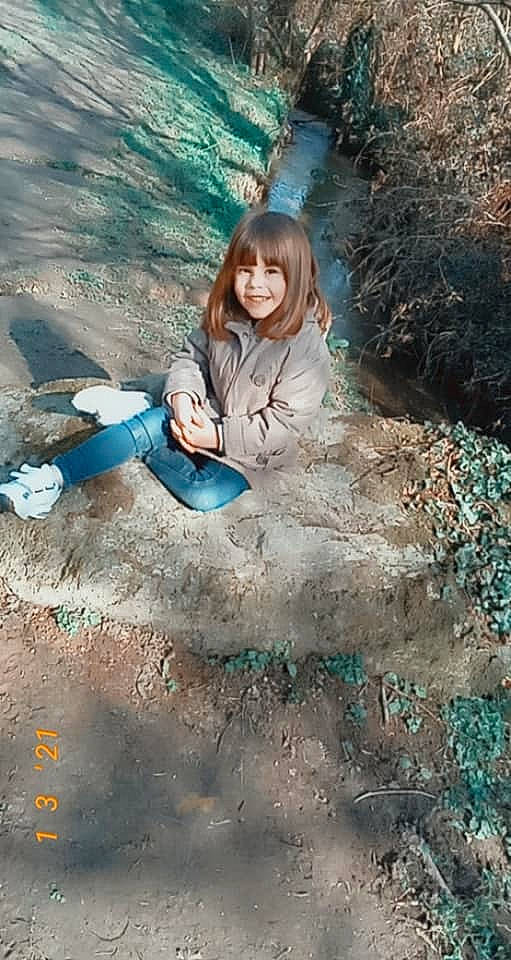 Liana a rejoint le concours — aidez-le/la à gagner de superbes lots ! beauty, child, electric_blue, flash_photography, forest, fun, grass, happy, joy, landscape, leisure, nature, people_in_nature, person, portrait_photography, recreation, rock, sitting, soil, vacation