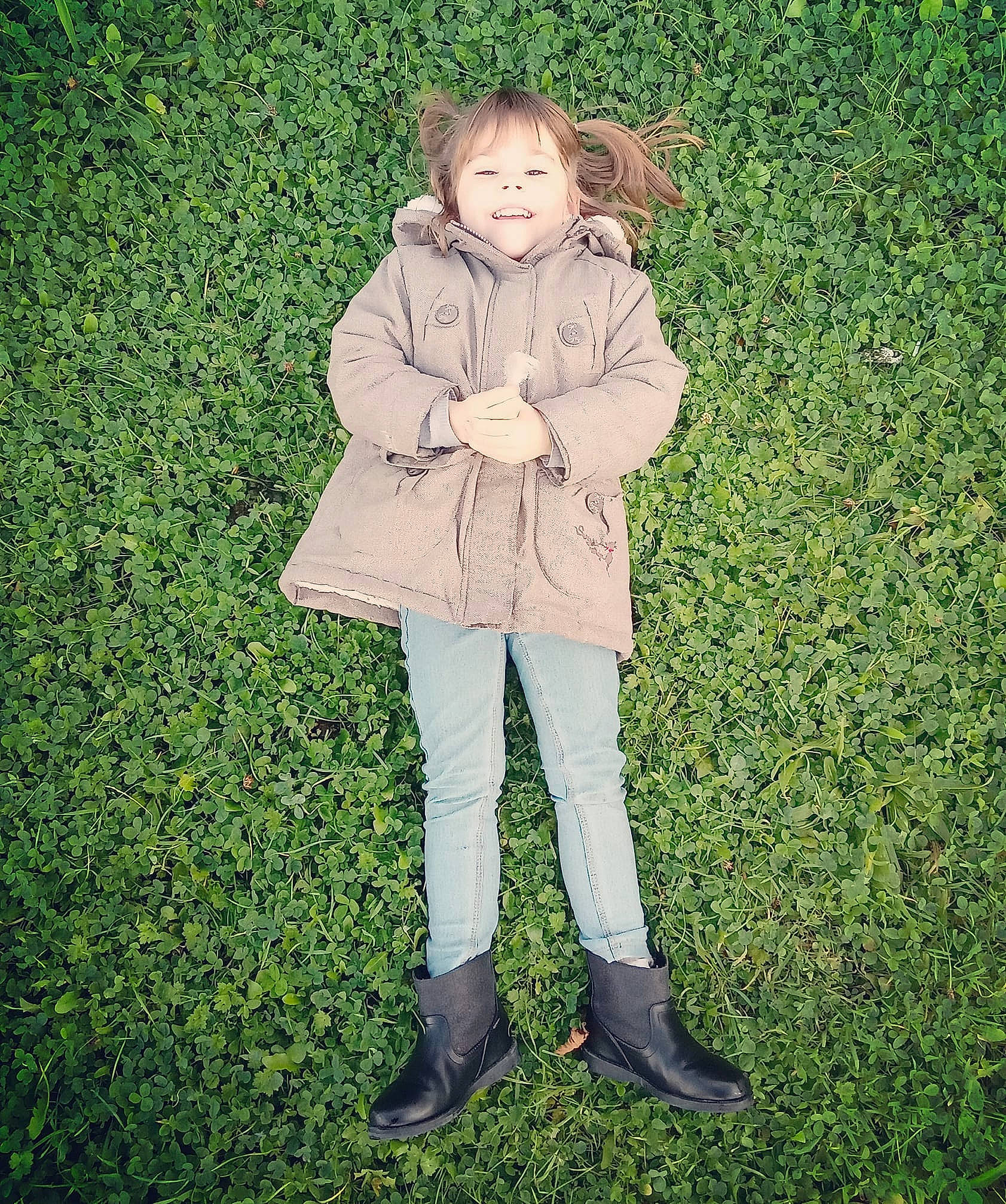 Liana participe au concours pour gagner de l'argent avec cette photo : footwear, gesture, grass, grass_family, grassland, green, hair, happy, head, jeans, knee, lawn, leg, meadow, outerwear, overcoat, people_in_nature, person, shoe, sleeve