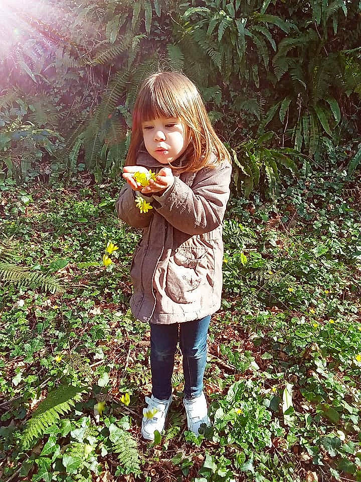 Liana a rejoint le concours — aidez-le/la à gagner de superbes lots ! botany, brown_hair, flower, forest, fruit, fun, garden, grass, groundcover, hair, happy, natural_environment, natural_landscape, outerwear, people_in_nature, person, plant, spring, toddler, vegetation