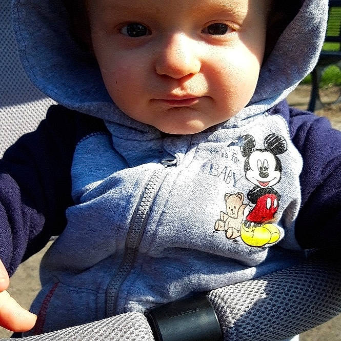 Léni participe au concours pour gagner de l'argent avec cette photo : baby, car_seat, cheek, child, cool, hoodie, nose, outerwear, person, plant, play, product, skin, sleeve, smile, toddler