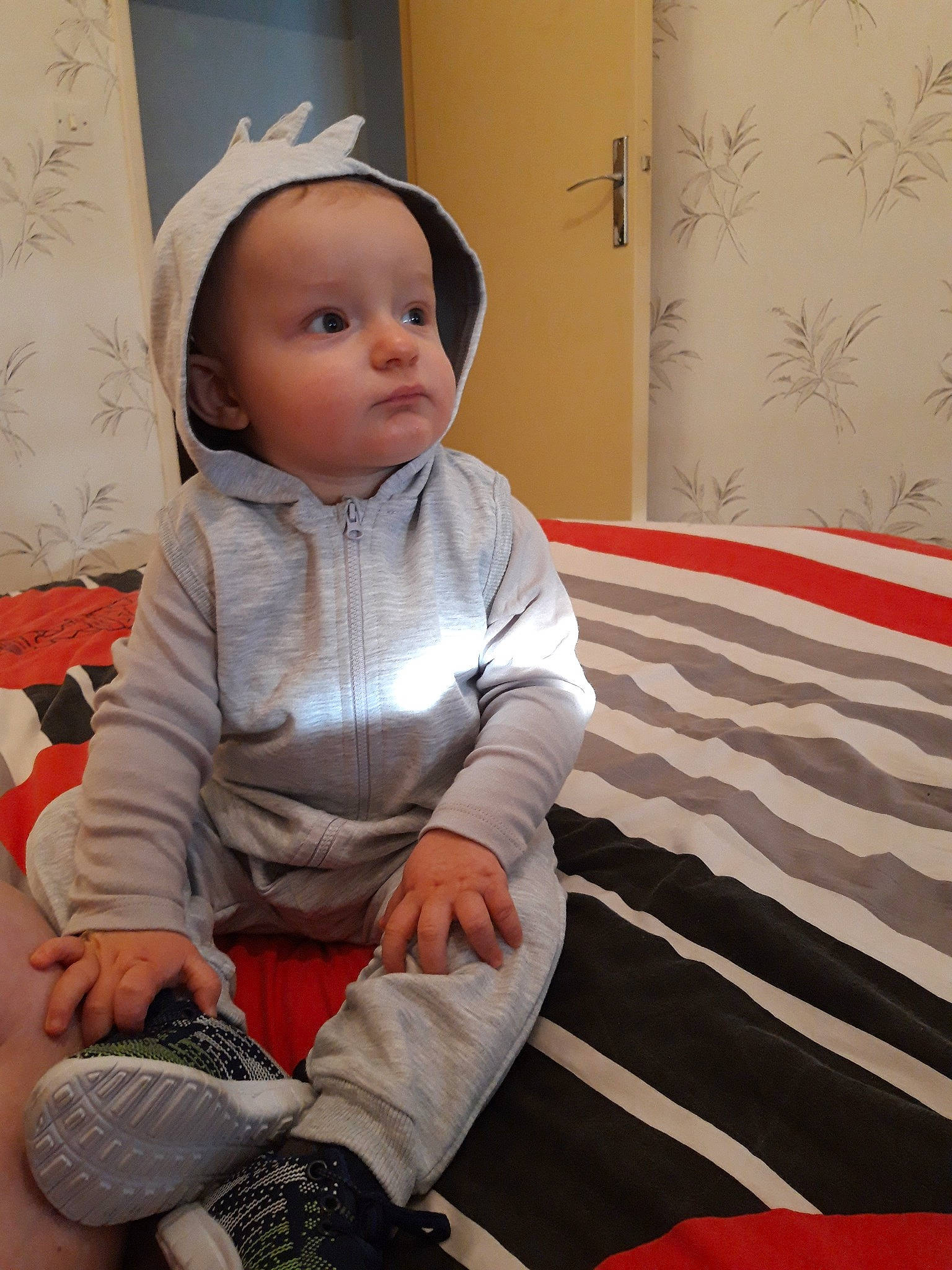 Léni a rejoint le concours — aidez-le/la à gagner de superbes lots ! baby, cheek, child, person, sitting, skin, smile, toddler