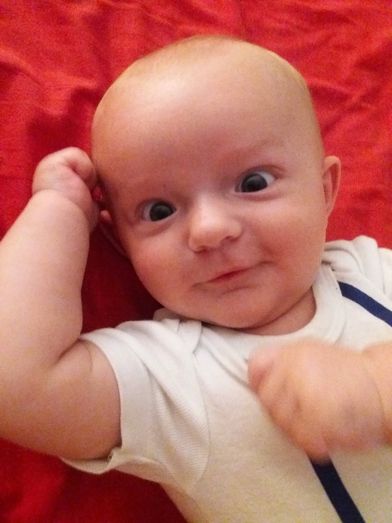 Léni a rejoint le concours — aidez-le/la à gagner de superbes lots ! baby, baby_making_funny_faces, cheek, child, chin, close_up, ear, eye, face, finger, hand, head, lip, mouth, muscle, nose, person, skin, smile, thumb