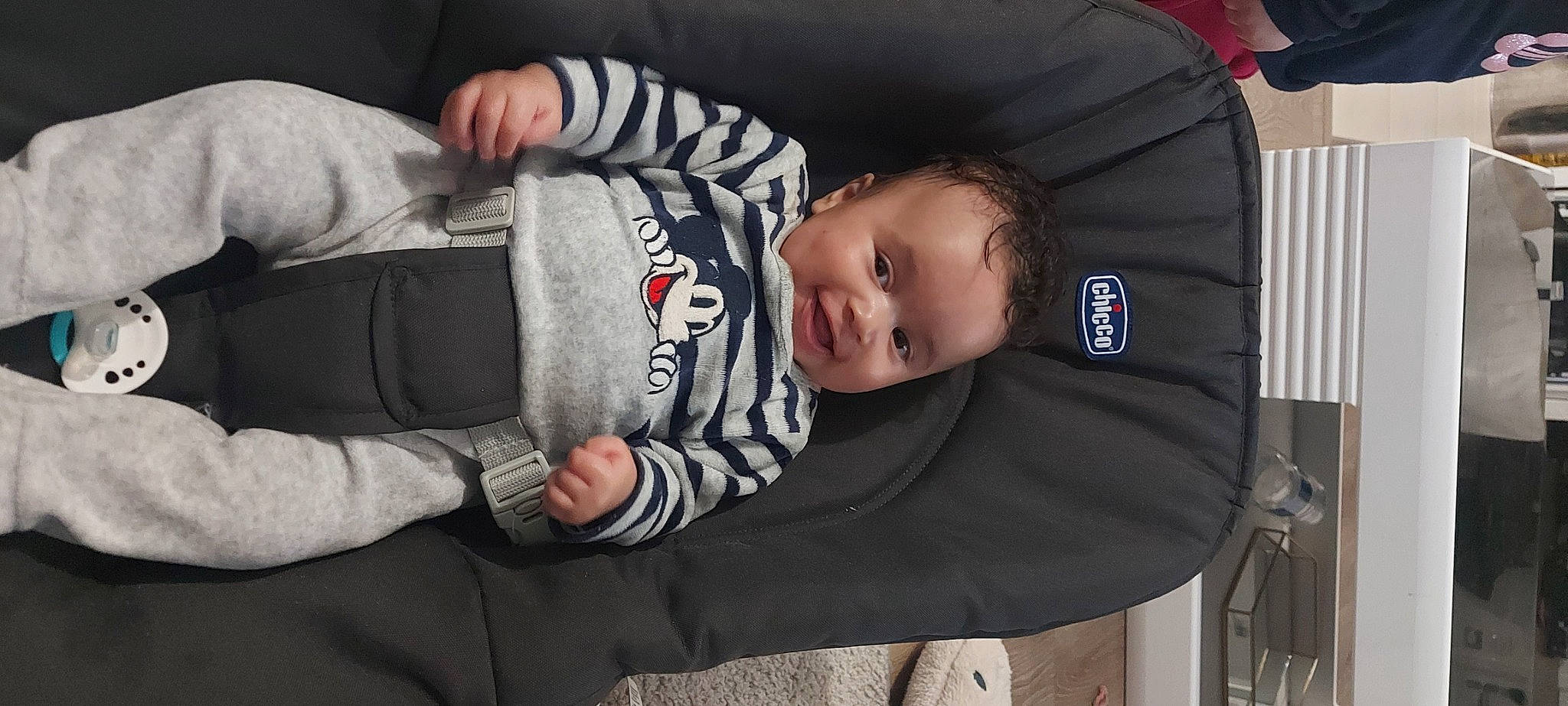 Coco a rejoint le concours — aidez-le/la à gagner de superbes lots ! auto_part, baby, baby_products, baby_toddler_clothing, car_seat, cheek, child, comfort, mammal, outerwear, person, sitting, skin, sleeve, smile, tire, toddler, tree, vertebrate, wheel