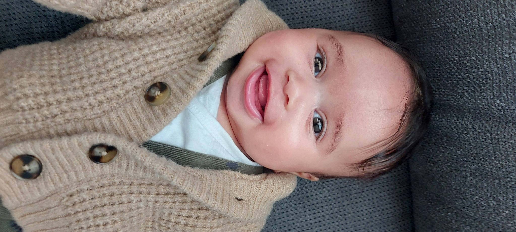 Coco participe au concours pour gagner de l'argent avec cette photo : baby, cheek, chin, eyebrow, facial_expression, head, human, iris, joy, lip, mammal, mouth, nose, organ, people, person, skin, sleeve, smile, toddler