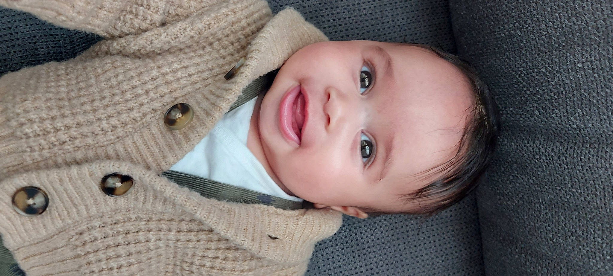 Coco participe au concours pour gagner de l'argent avec cette photo : baby, baby_toddler_clothing, beauty, cap, cheek, child, cool, eyebrow, eyelash, flash_photography, head, iris, lip, nose, organ, person, skin, sleeve, smile, toddler