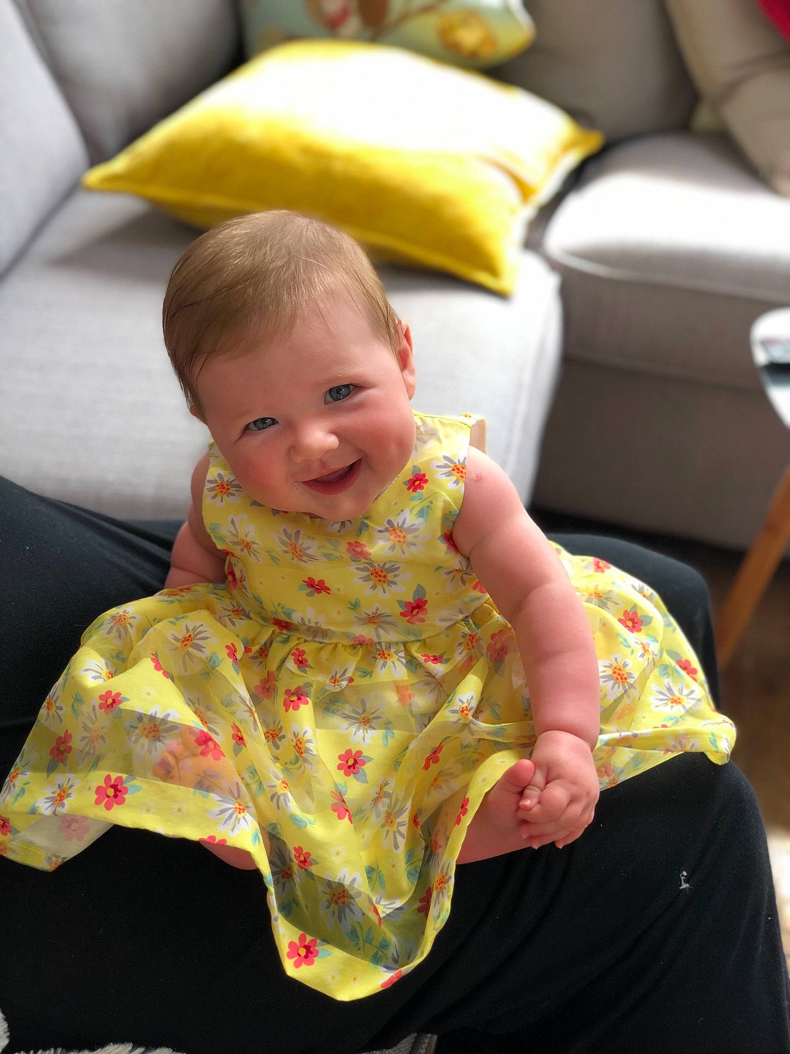 Amélie is registered to the contest to win money with this photo: baby, car_seat, child, ear, fun, head, joy, person, sitting, skin, toddler, vacation, yellow