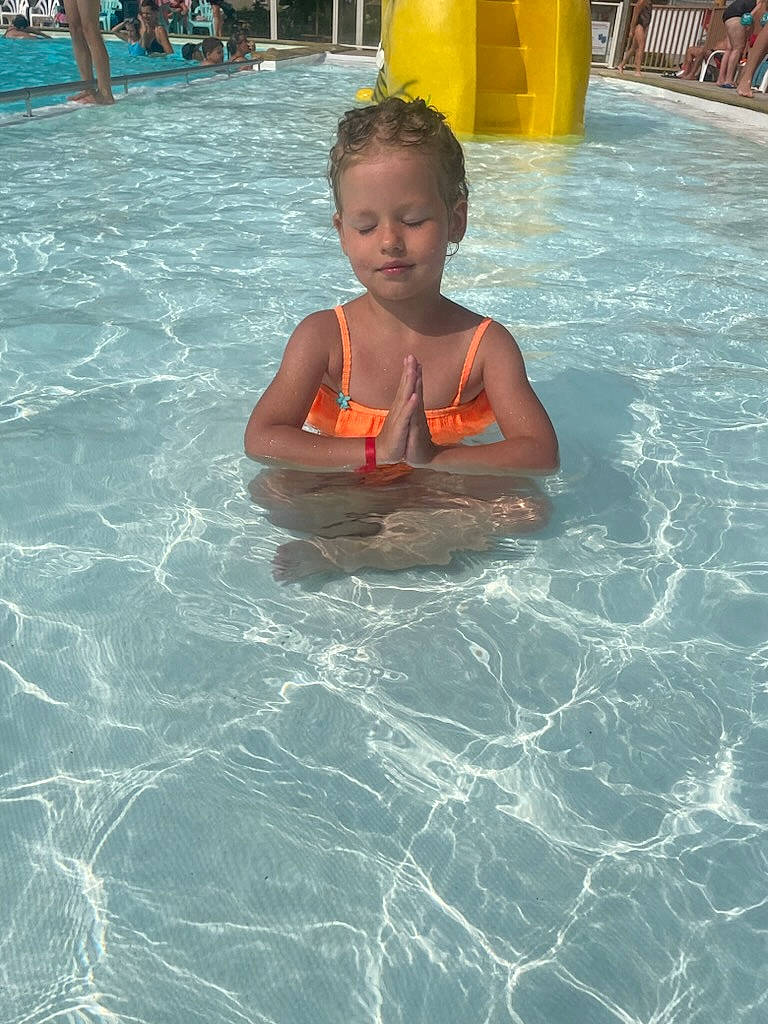 Sölyne a rejoint le concours — aidez-le/la à gagner de superbes lots ! barechested, bathing, chest, child, fun, games, indoor_games_and_sports, leisure, leisure_centre, nonbuilding_structure, people_on_beach, person, personal_protective_equipment, recreation, summer, swimmer, swimming_pool, toddler, vacation, water