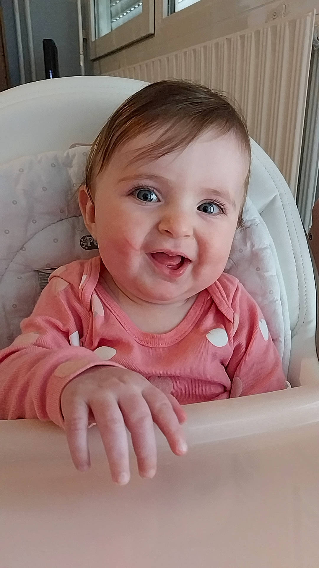 Kaylie participe au concours pour gagner de l'argent avec cette photo : baby, baby_toddler_clothing, cheek, child, comfort, eye, eyebrow, finger, gesture, happy, iris, joy, linens, lip, mouth, nose, person, skin, sleeve, smile