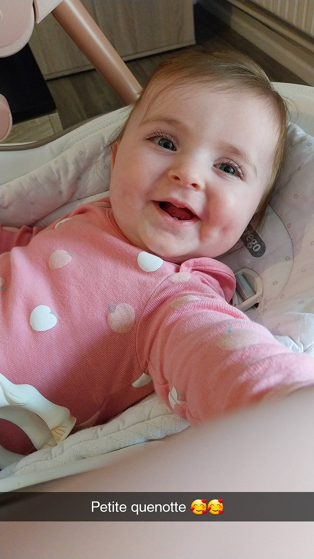 Kaylie participe au concours pour gagner de l'argent avec cette photo : baby, baby_products, baby_safety, baby_toddler_clothing, cheek, child, comfort, fun, happy, iris, joy, linens, lip, mouth, nose, pattern, person, pink, skin, sleeve