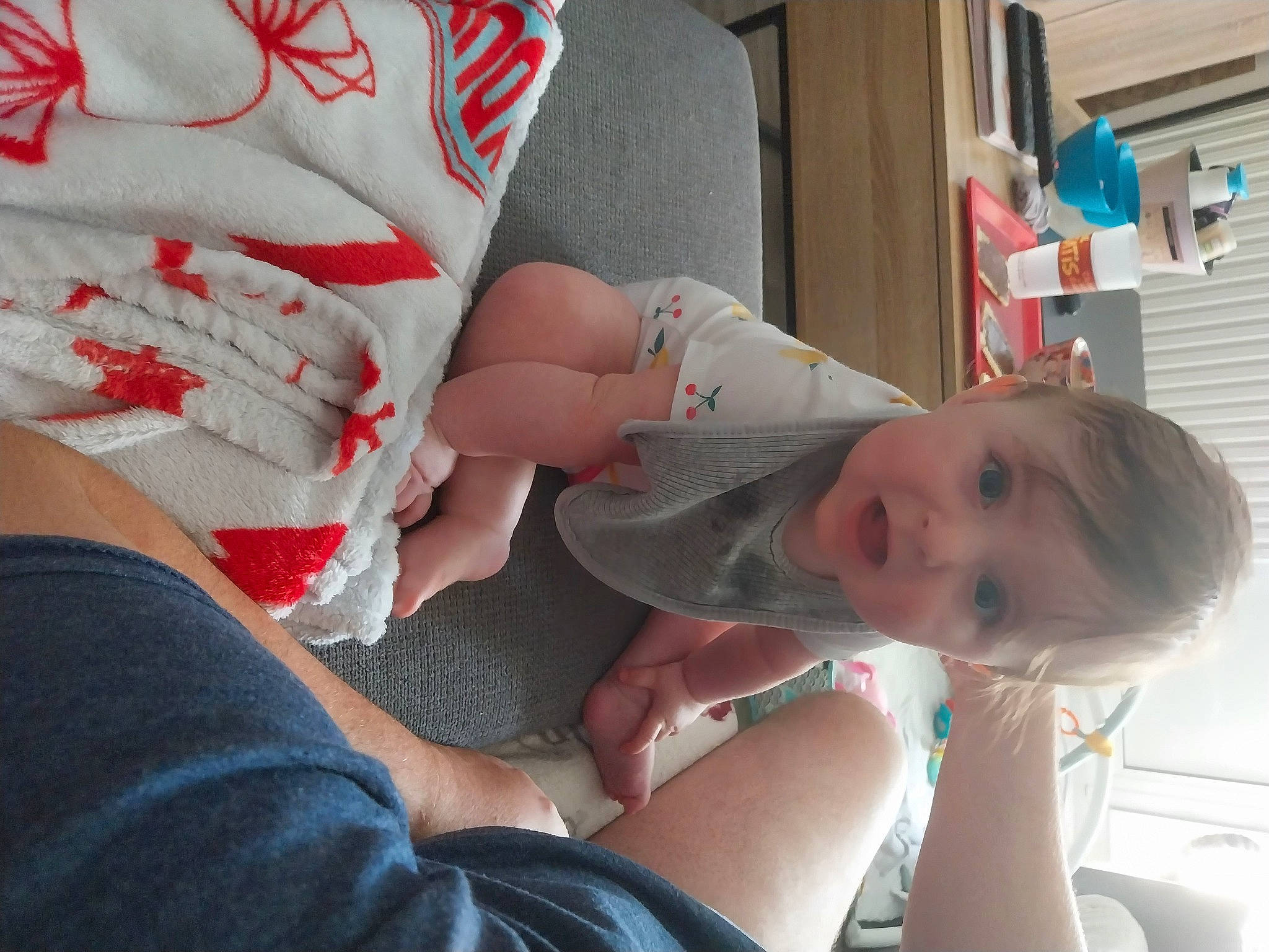 Kaylie a rejoint le concours — aidez-le/la à gagner de superbes lots ! baby, child, comfort, elbow, finger, gesture, hat, human_leg, joint, knee, leg, mammal, mouth, muscle, nail, person, skin, surprise, thigh, thumb