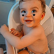 Lyam participe au concours pour gagner de l'argent avec cette photo : arm, baby, black_heart_stickers, child, cute, diaper, eyes, face, freckles, furniture, hair, happy, high_chair, home, indoor, person, seat_belt, skin, smiling, young_child