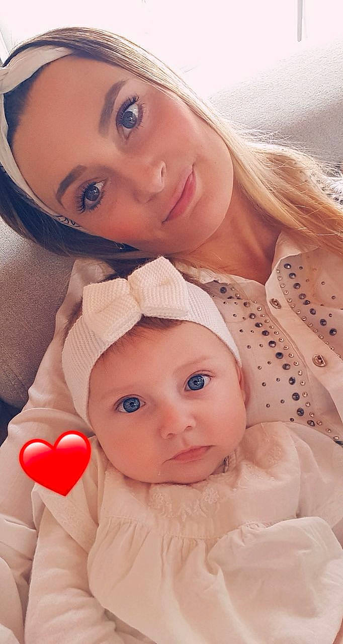 Aléana a rejoint le concours — aidez-le/la à gagner de superbes lots ! cheek, comfort, eye, eyebrow, eyelash, face, facial_expression, gesture, happy, head, headwear, human, iris, lip, mouth, nose, organ, person, pink, skin