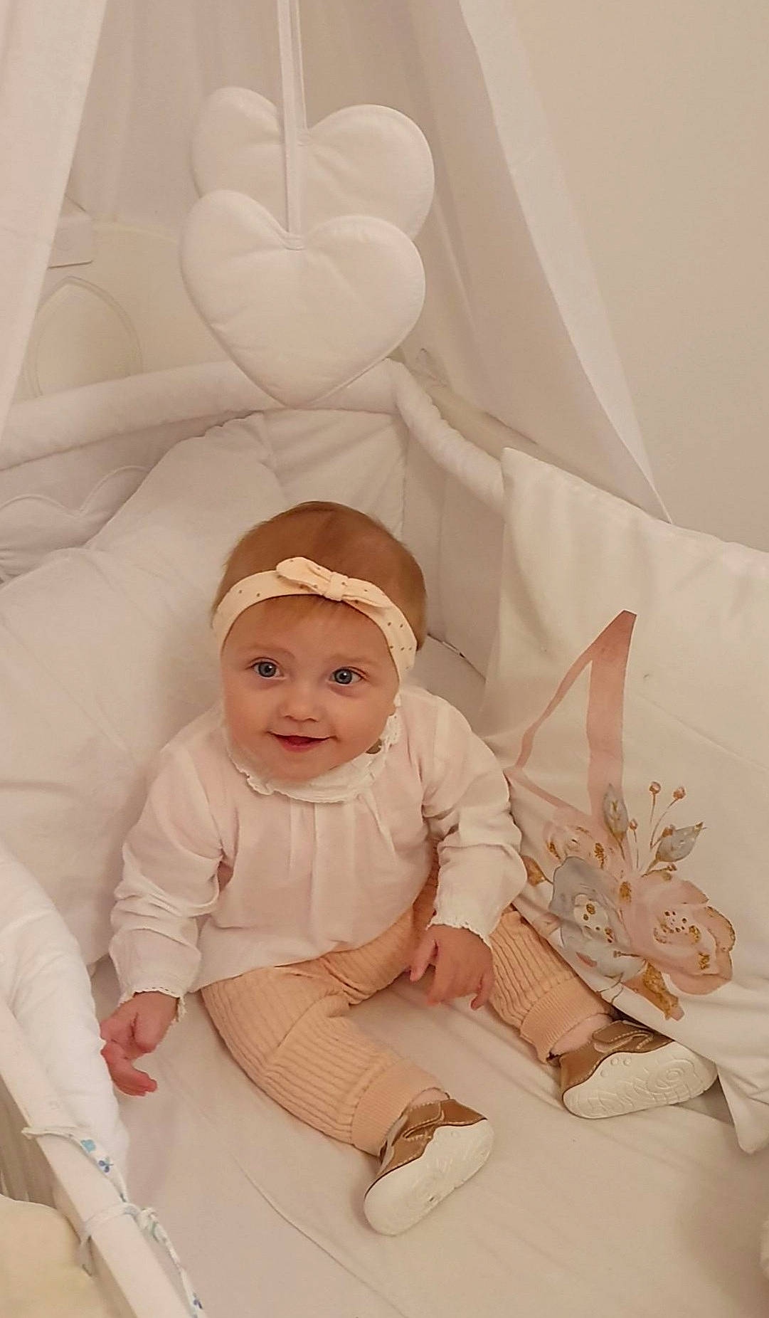 Aléana a rejoint le concours — aidez-le/la à gagner de superbes lots ! baby, baby_products, baby_sleeping, baby_toddler_clothing, bedding, child, comfort, happy, headwear, illustration, joy, linens, paper_product, pattern, peach, person, pink, room, sitting, sleeve