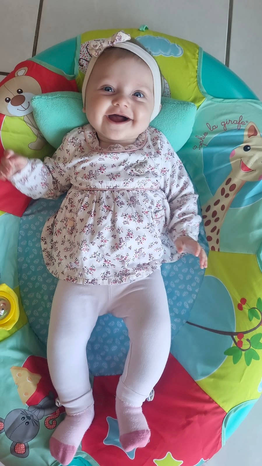 Aléana a rejoint le concours — aidez-le/la à gagner de superbes lots ! baby_toddler_clothing, cheek, child, fun, green, happy, head, iris, joy, mammal, organ, person, photograph, pink, product, skin, sleeve, smile, textile, vertebrate