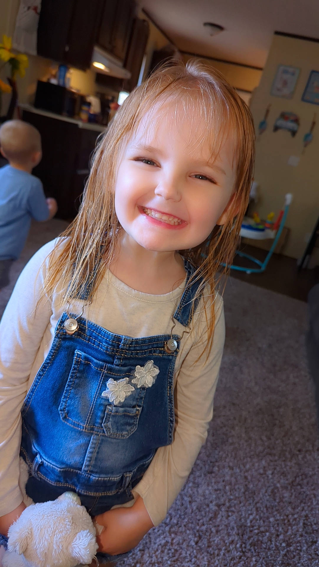 Isabelle is registered to the contest to win money with this photo: baby_toddler_clothing, blond, brown_hair, cheek, child, denim, electric_blue, event, facial_expression, fun, hairstyle, happy, iris, joy, person, skin, sleeve, smile, standing, t_shirt