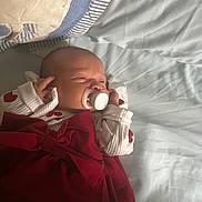 Solea participe au concours pour gagner de l'argent avec cette photo : baby, bed, bedroom, blanket, child, comfort, cute, fabric, heart_pattern, human, indoors, infant, newborn, pacifier, portrait, red_bow, resting, sleeping, soft_light, white_clothing