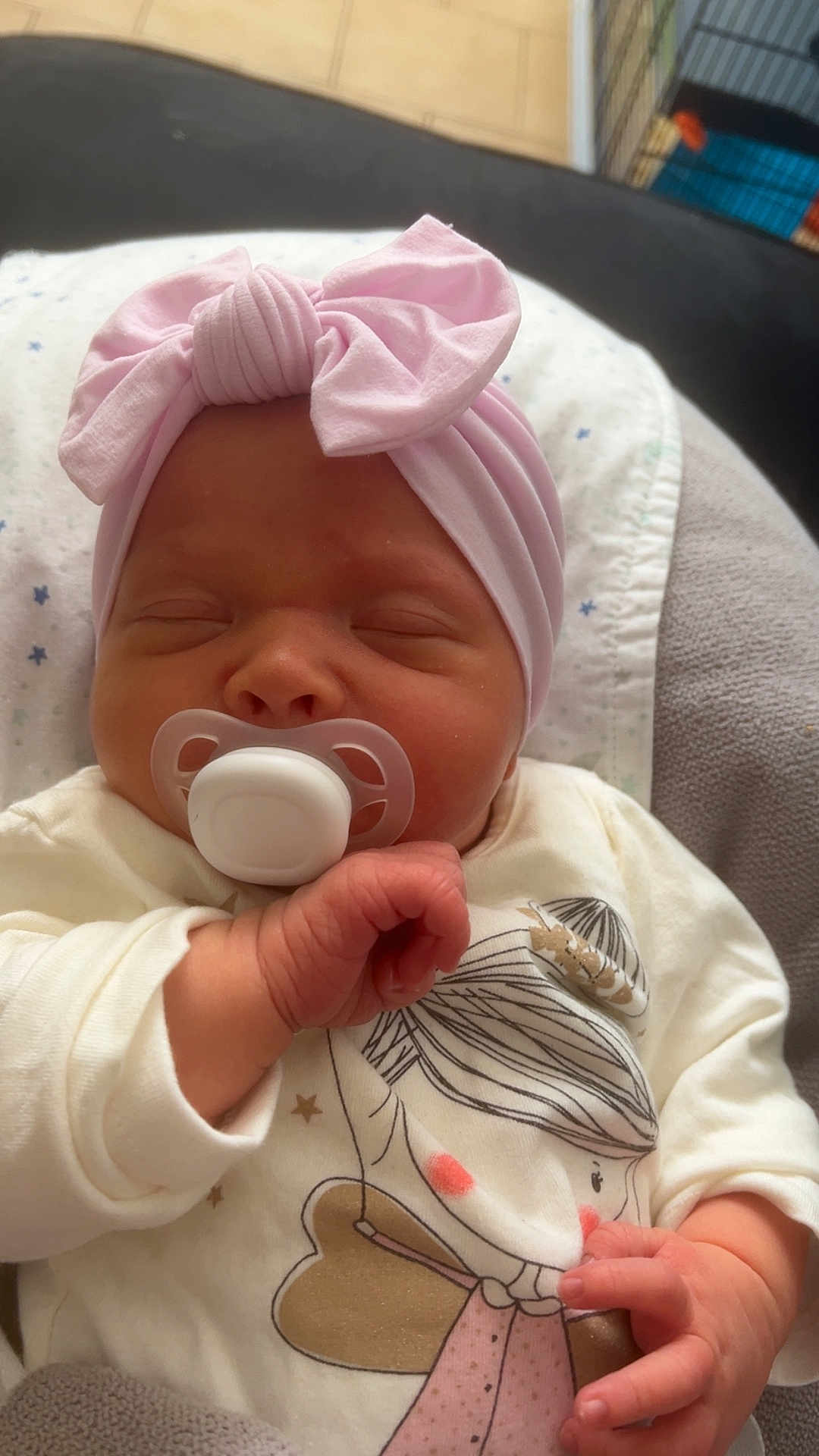 Solea participe au concours pour gagner de l'argent avec cette photo : apparel, baby, child, cozy, cushion, cute, face, hand, headband, illustration, indoors, infant, newborn, onesie, pacifier, peaceful, pink_bow, portrait, sleeping, soft