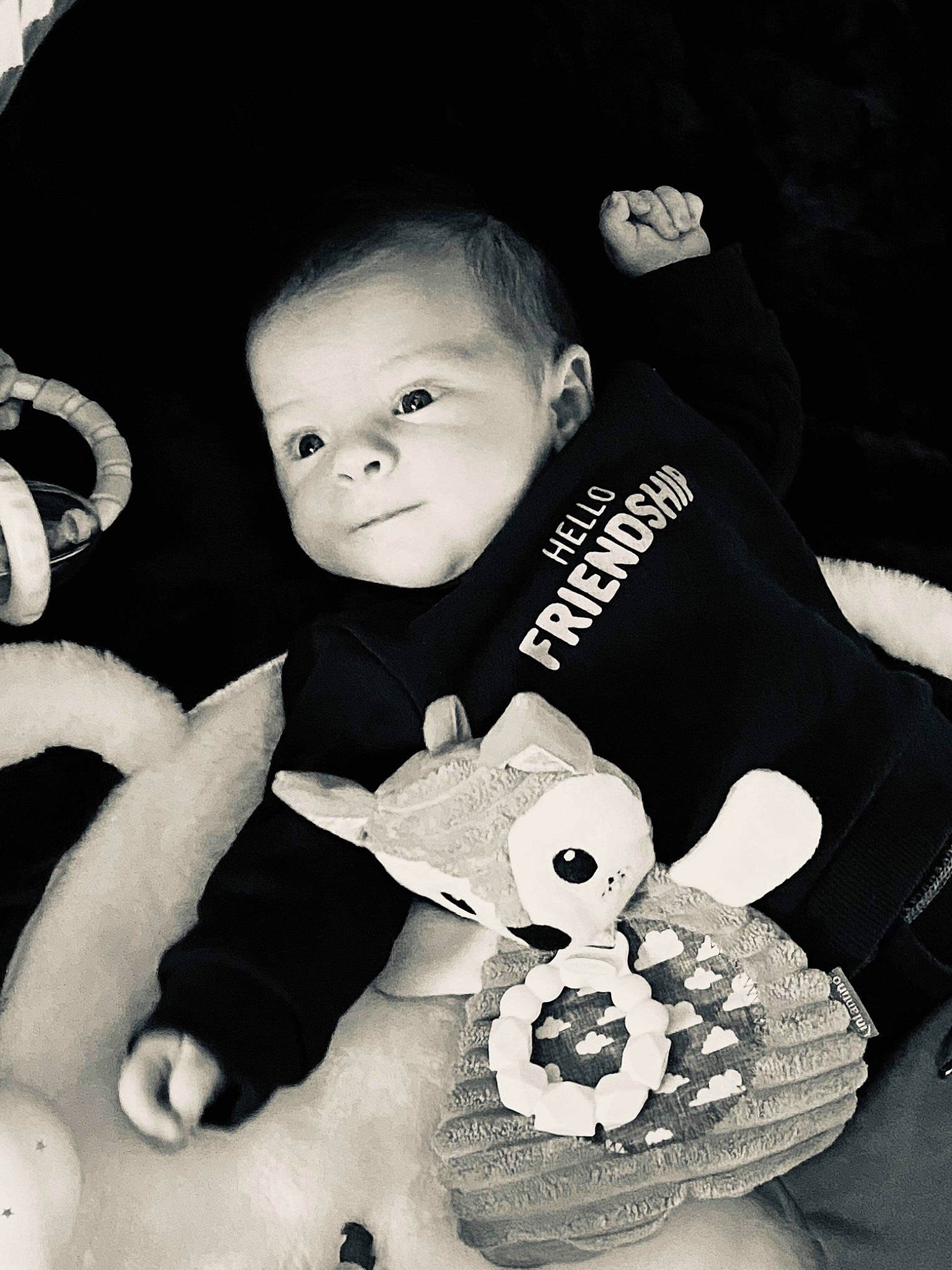 Camille a rejoint le concours — aidez-le/la à gagner de superbes lots ! baby, baby_toddler_clothing, black, black_and_white, child, flash_photography, font, hand, happy, head, headgear, human, mammal, monochrome_photography, person, photograph, skin, sleeve, style, toddler