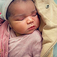 Angélina a rejoint le concours — aidez-le/la à gagner de superbes lots ! baby, sleeping, infant, hat, blanket, pink, striped_clothing, cozy, cute, face, peaceful, closeup, newborn, soft, child, portrait, apparel, resting, indoor, wrapped