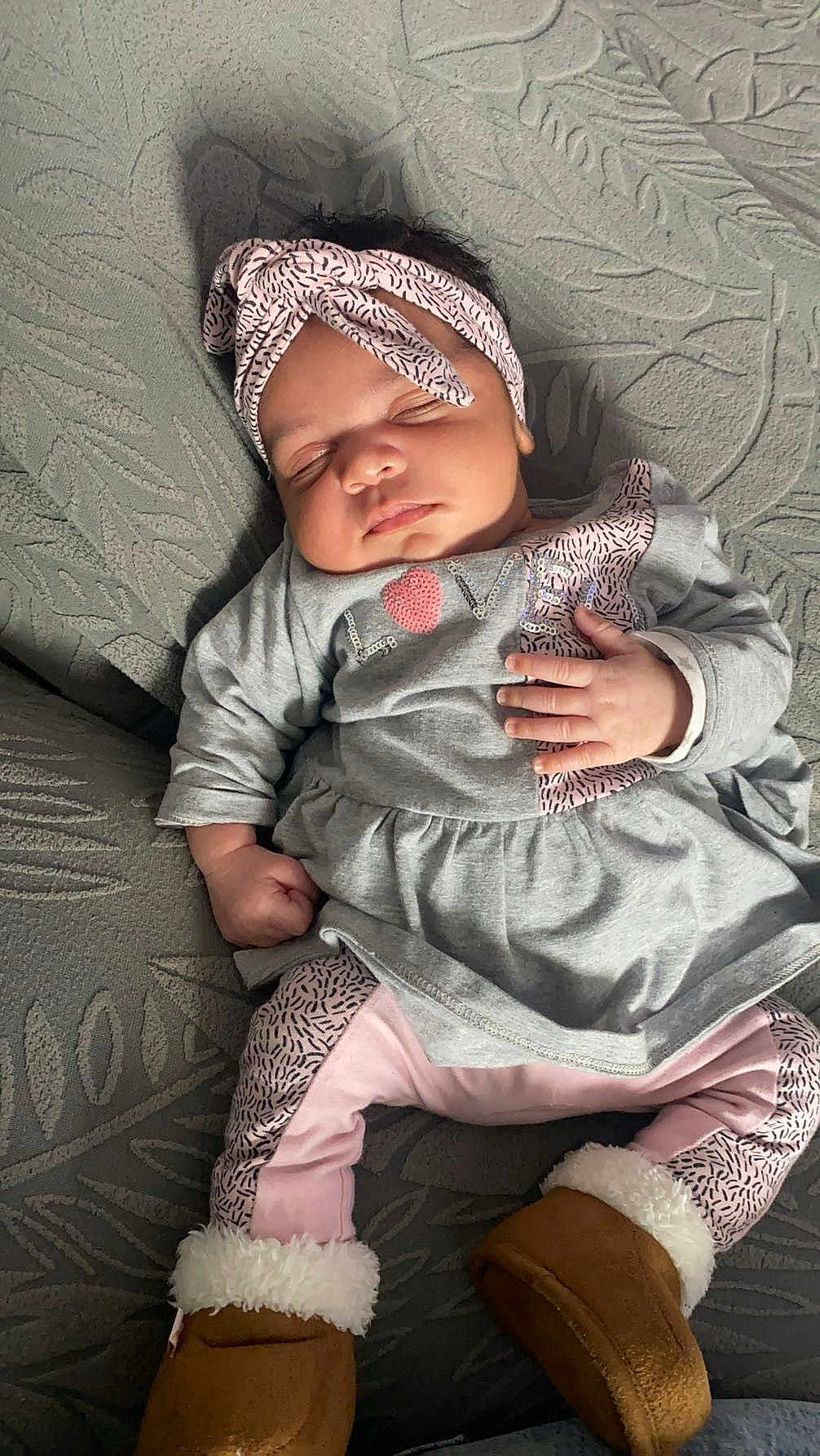 Angélina participe au concours pour gagner de l'argent avec cette photo : baby, sleeping, headband, grey_clothing, pink_clothing, boots, cozy, infant, cute, peaceful, resting, hand, face, closed_eyes, soft_texture, fabric, indoors, portrait, child, comfort
