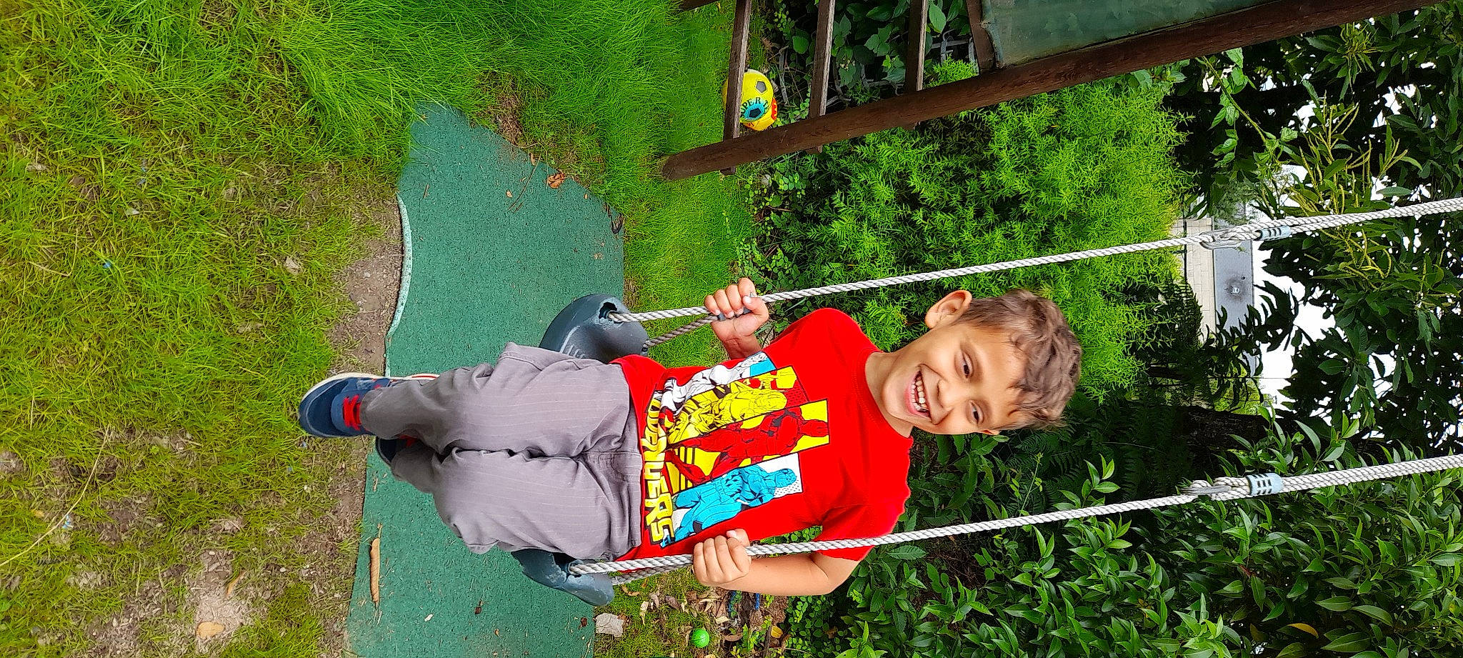Adam participe au concours pour gagner de l'argent avec cette photo : child, fun, grass, happy, joy, landscape, lawn, leaf, leisure, people_in_nature, person, plant, play, recreation, smile, t_shirt, toddler, tree, yard